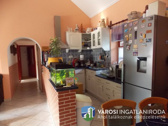 Igényes családi ház plusz 3 db. apartman!