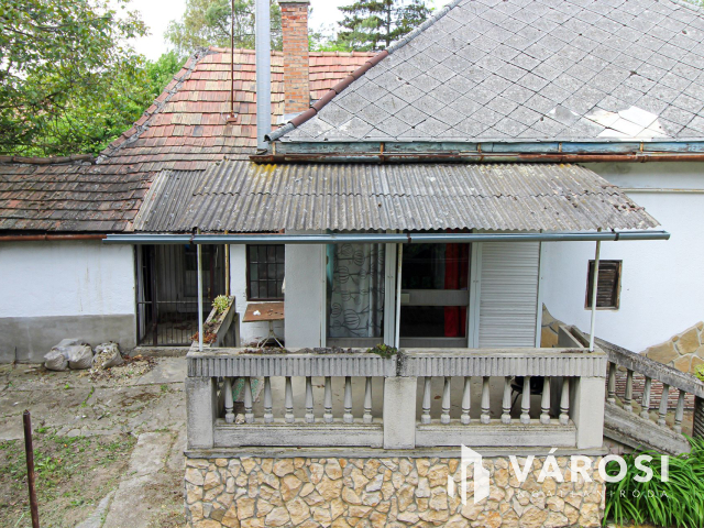 Megosztható telek, két családi házzal Únyon