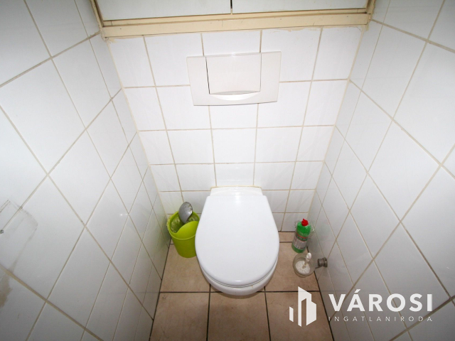 Salgó Center földszintjén 91 nm-es üzlethelyiség kiadó!