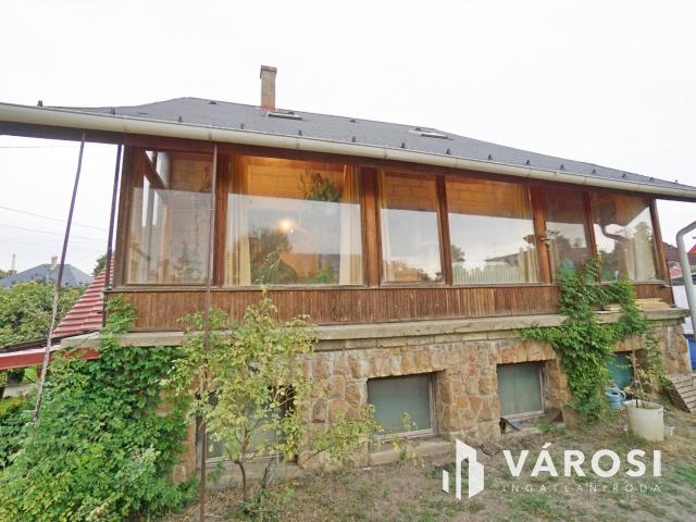 Két lakásos családi ház teljes szuterénnel eladó