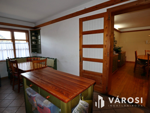 Gyönyörű, kertkapcsolatos otthon, lehetőségekkel.