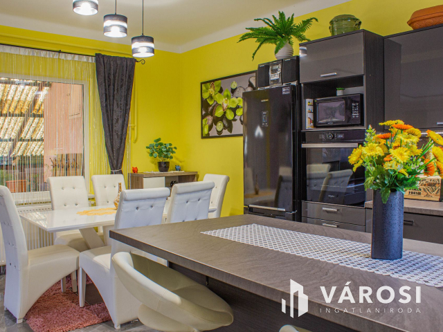 Béketelepi 2 generációs családi ház