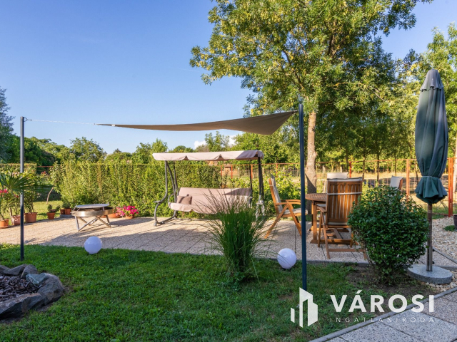 Két szintes családi ház étteremmel, lakás beszámítással