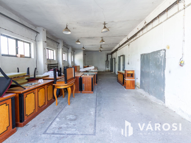 Eladó telephely: irodaház és csarnokok