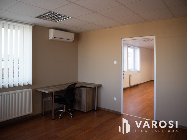 Kiváló csarnok aszfaltozott út mellett kiadó