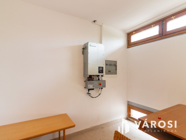 Korszerű épülettel ipari terület eladó!