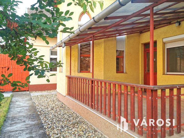 Családi ház + 3 apartman egyben kedvelt környéken!