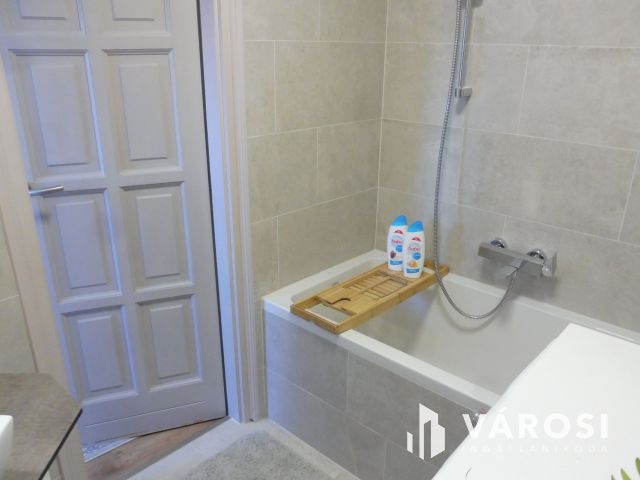 Újszeged legkedveltebb utcájában,minőségi szép lakás eladó.