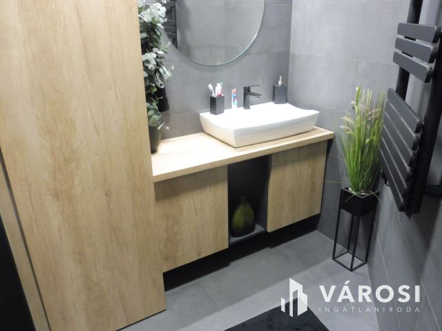 Újszeged legkedveltebb utcájában,minőségi szép lakás eladó.