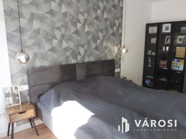 Újszeged legkedveltebb utcájában,minőségi szép lakás eladó.