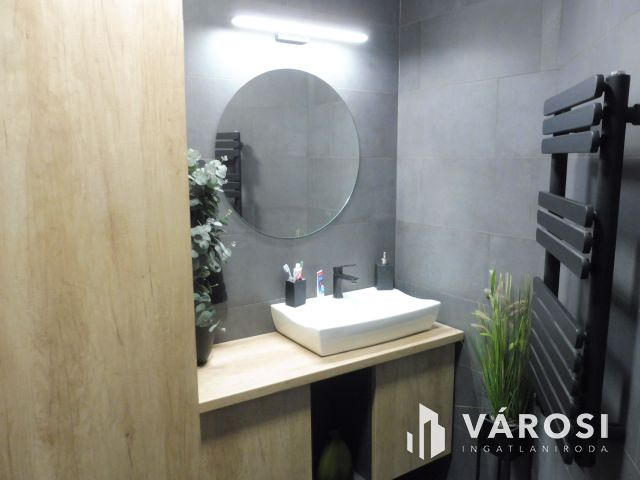 Újszeged legkedveltebb utcájában,minőségi szép lakás eladó.