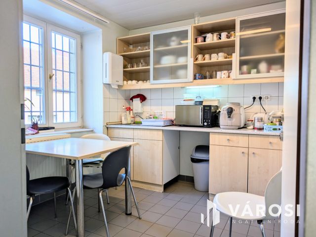 Békéscsaba szívében történelmi épület számtalan lehetőséggel