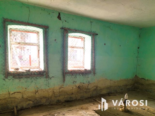 Vállalkozásra alkalmas, saroktelken lévő ház!