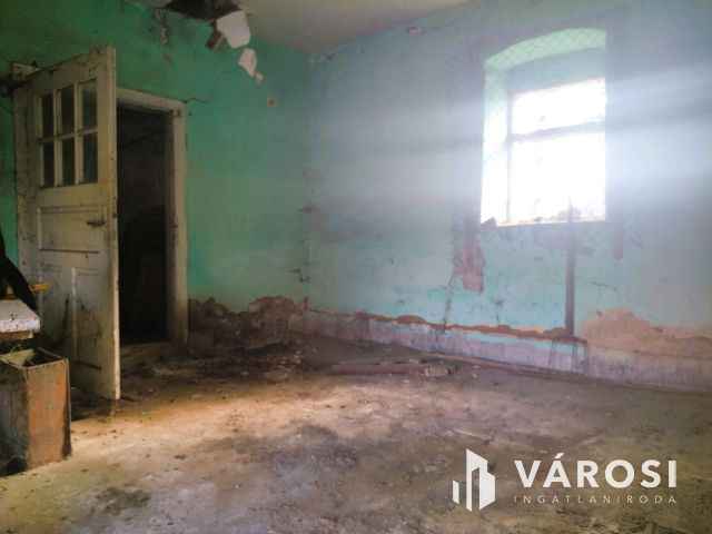 Vállalkozásra alkalmas, saroktelken lévő ház!