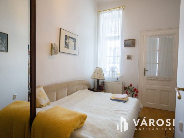 Nagypolgári villa jellegű ház, két önálló lakással