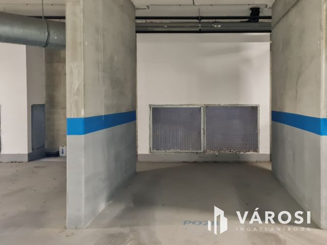 Eladó, lifthez közeli teremgarázs beálló a Trinity Teraszban