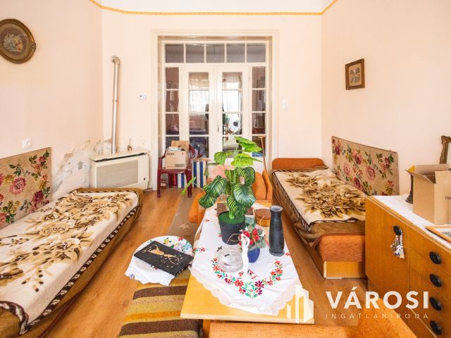 Napfényes, földszinti lakás Gyula központjában