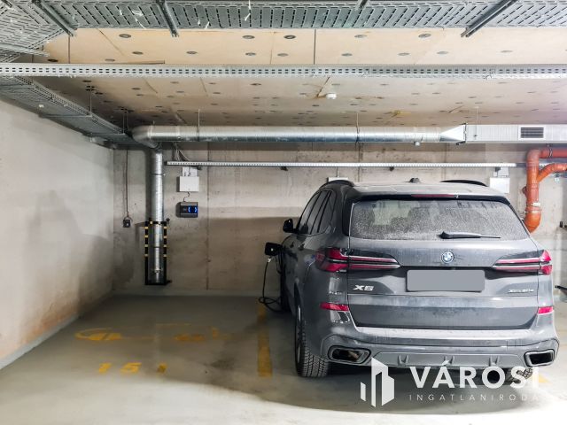 Elektromos autó részére teremgarázs hely eladó