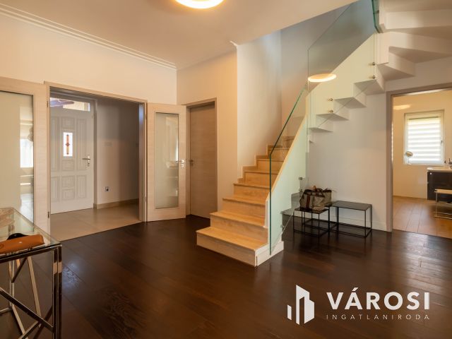 Mediterrán luxusvilla Érd Fenyves-Parkvárosban