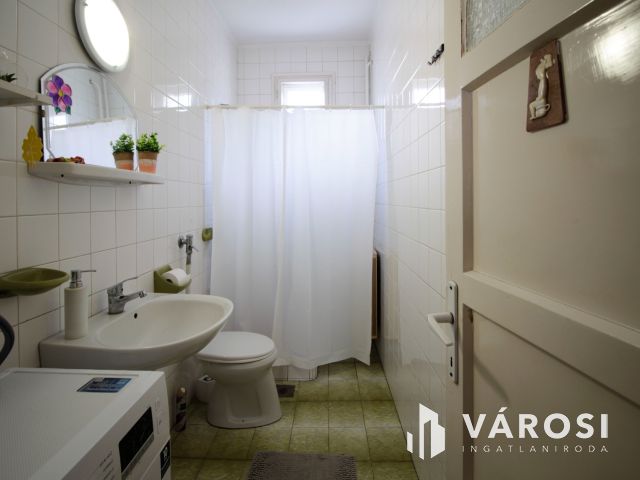 Közkedvelt utcában ikerház eladó!