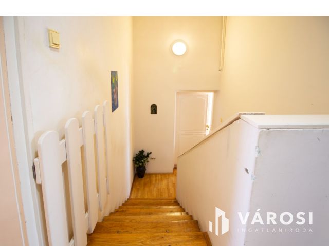 Közkedvelt utcában ikerház eladó!