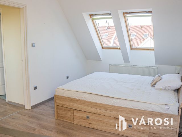 Belváros peremén fényárban úszó 2 fürdős