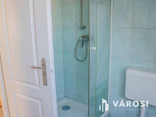 Belváros peremén fényárban úszó 2 fürdős