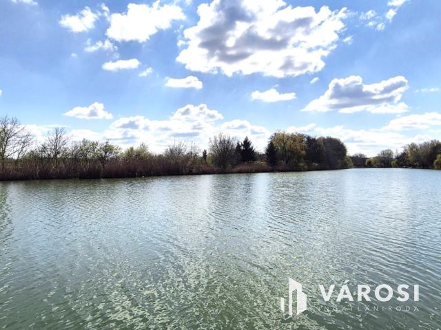 Bónom-zugi holtágon vízparti telek