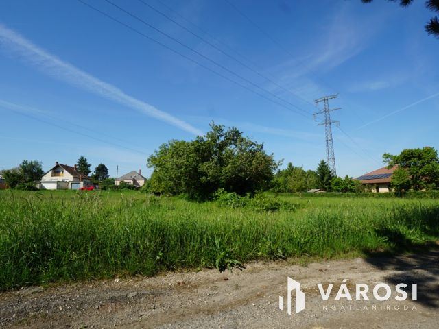 Eladó telek a város zajától távol, mégis mindenhez közel
