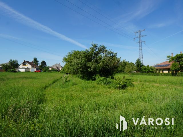 Eladó telek a város zajától távol, mégis mindenhez közel