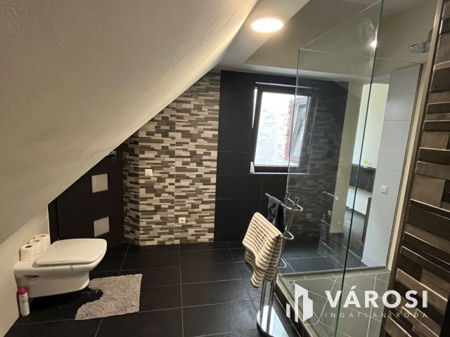 Debrecen Főterén, Extravagáns egyedi lakás kiadó!