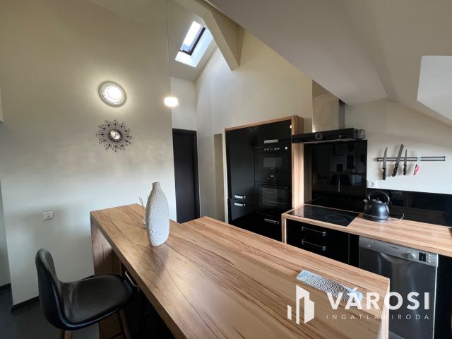 Debrecen Főterén, Extravagáns egyedi lakás kiadó!