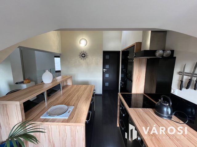 Debrecen Főterén, Extravagáns egyedi lakás kiadó!