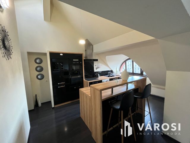 Debrecen Főterén, Extravagáns egyedi lakás kiadó!