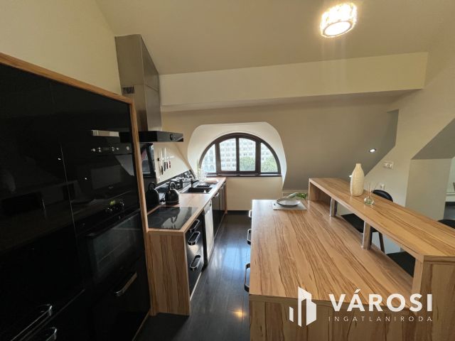 Debrecen Főterén, Extravagáns egyedi lakás kiadó!