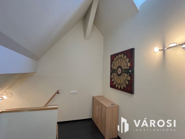 Debrecen Főterén, Extravagáns egyedi lakás kiadó!