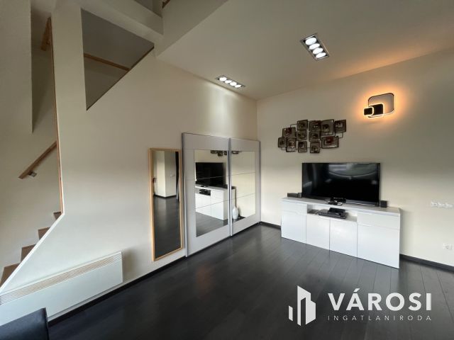 Debrecen Főterén, Extravagáns egyedi lakás kiadó!