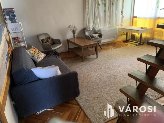 Tiszalökön, közvetlen a Tisza parton nyaraló eladó!