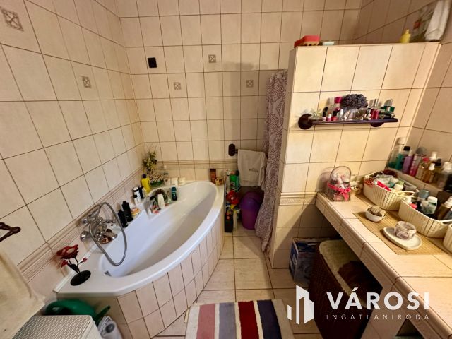 Karancsalja legjobb utcájában, 3 szintes családi ház eladó!