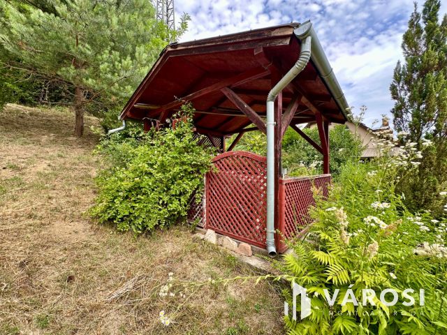 Karancsalja legjobb utcájában, 3 szintes családi ház eladó!