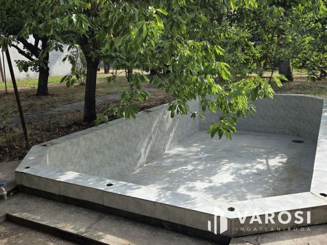 Tágas családi ház nagy telekkel