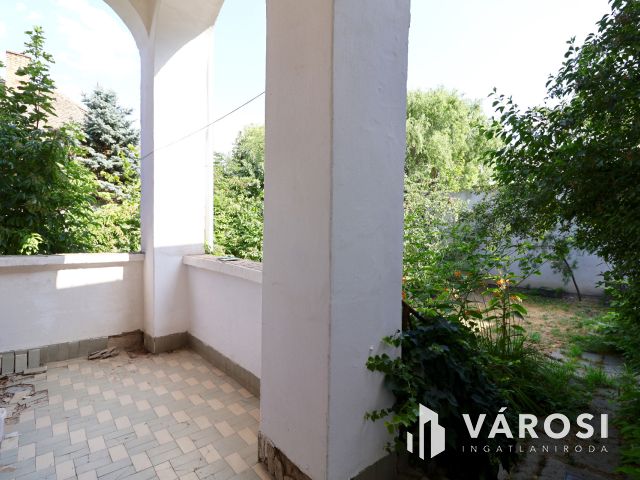 Patinás polgári ház a Kálvin tér közelében