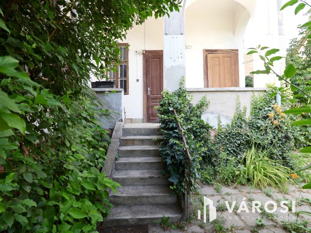 Patinás polgári ház a Kálvin tér közelében