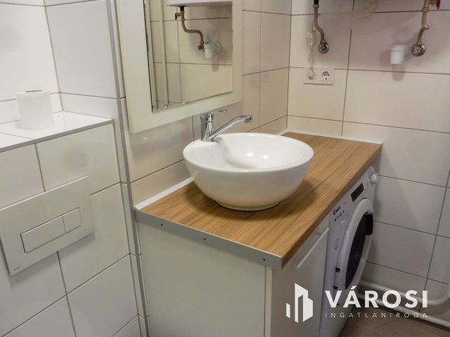 Igényes kis lakás üzleti tevékenységre kiadó.