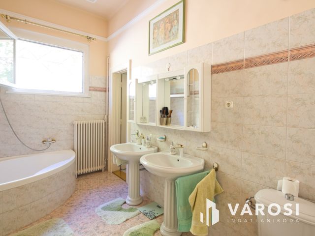 Kivételes hangulatú, belvárosi családi ház eladó