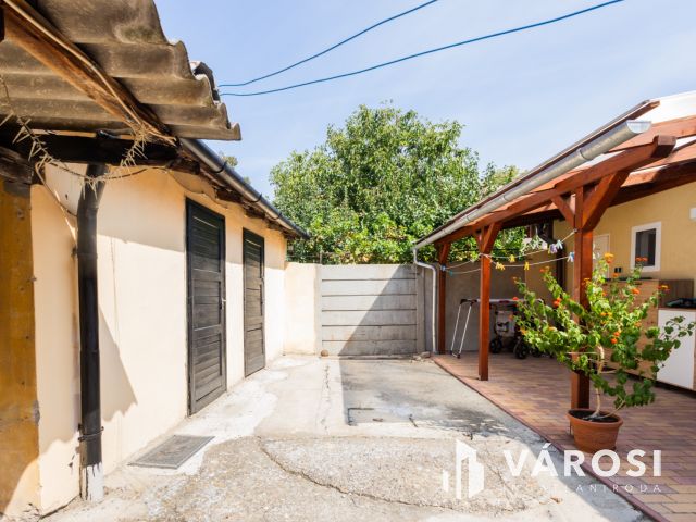 Napfényes, földszinti lakás Gyula központjában