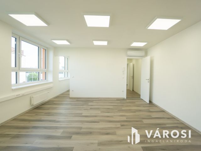 Felújított irodaházban, modern iroda kiadó