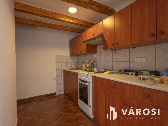 Teljesen felújított tanya nagy területtel és vízparttal