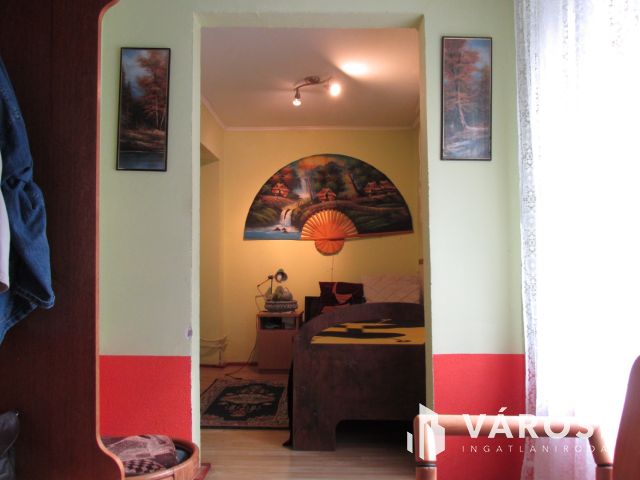 Teljesen felújított családi ház csendes utcában