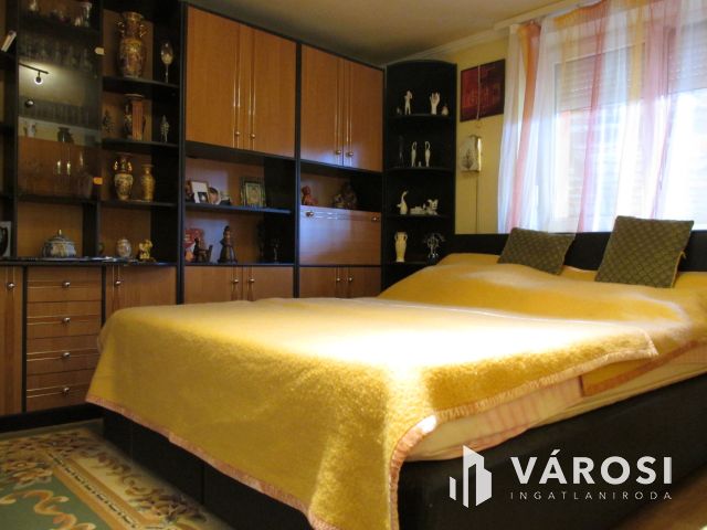 Teljesen felújított családi ház csendes utcában